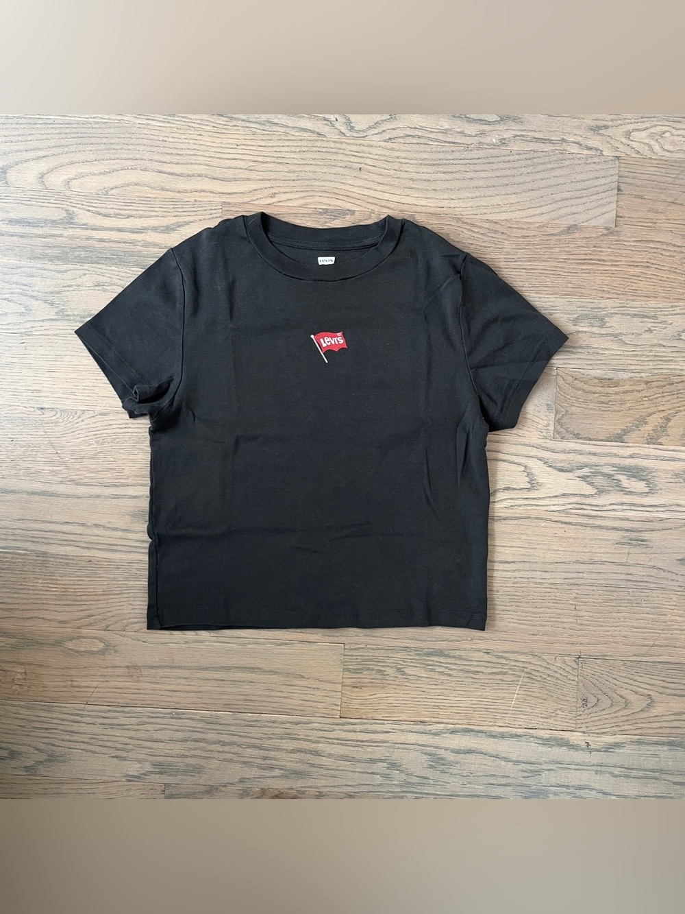 Levi’s black cropped tee